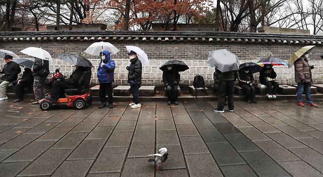 지난 2월 21일 오전 서울 종로구 탑골공원 인근의 한 무료급식소에서 노인들이 무료 식사를 먹기 위해 순서를 기다리고 있다. /조선DB