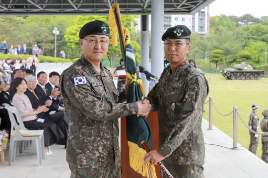육군 군수사령부는 30일 오전 사령부 대연병장에서 제40대 육군군수사령관 엄용진 중장의 이임식과 제41대 육군군수사령관 손대권 중장의 취임식을 했다. 군수사령부 제공
