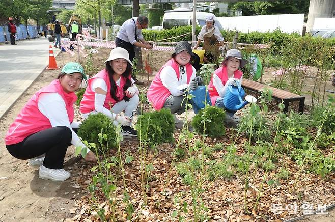 지난달 29일 서울 광진구 뚝섬한강공원에서 서울시120다산콜재단 직원들이 서울국제정원박람회에 공개될 동행정원을 조성하고 있다. 
서울시는 이달 10일 완성된 시민·학생 동행정원 작품을 평가해 우수 작품을 시상할 방침이다. 김동주 기자 zoo@donga.com