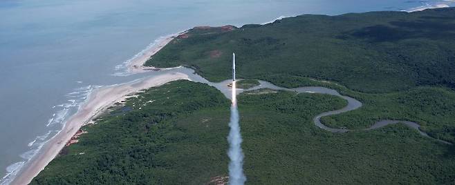 지난해 3월 브라질 알칸타라 우주센터에서 이노스페이스의 하이브리드 로켓 엔진을 적용한 발사체 '한빛-TLV'가 시험 발사되고 있다. 이노스페이스 제공