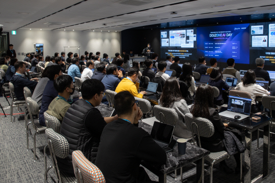 더존비즈온이 지난 3월 서울 더존을지타워에서 전 직원 대상으로 AI 기술 이해를 돕는 '더존 AI 데이' 컨퍼런스를 개최했다. 더존비즈온 제공