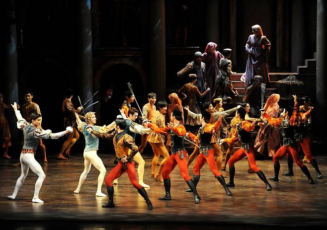 케네스 맥밀란이 안무한 발레 ‘로미오와 줄리엣’ 가운데 베로나 광장 싸움 장면. 유니버설발레단 제공