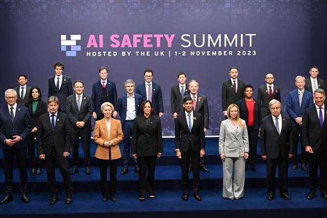 지난해 11월 영국 블레츨리에서 열린 '인공지능 안전 정상회의'에서 리시 수낵(앞줄 오른쪽 네 번째) 영국 총리 등 각국 주요 참석자들이 기념사진을 찍고 있다. 블레츨리=로이터 연합뉴스