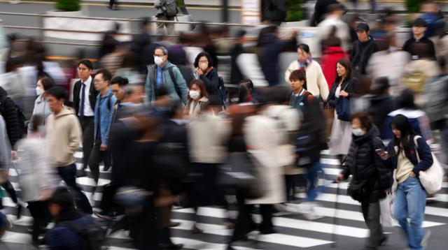 일본 도쿄 시민들이 지난해 11월 15일 신주쿠 거리 횡단보도를 건너고 있다. 도쿄=EPA 연합뉴스