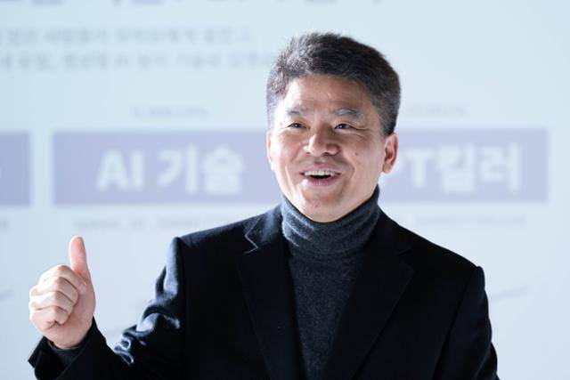 신동호 무하유 대표가 서울 세종대로 한국일보사에서 인터뷰를 하며 논문 표절검사로 유명한 AI 서비스 '카피킬러'에 대해 설명하고 있다. 이한호 기자