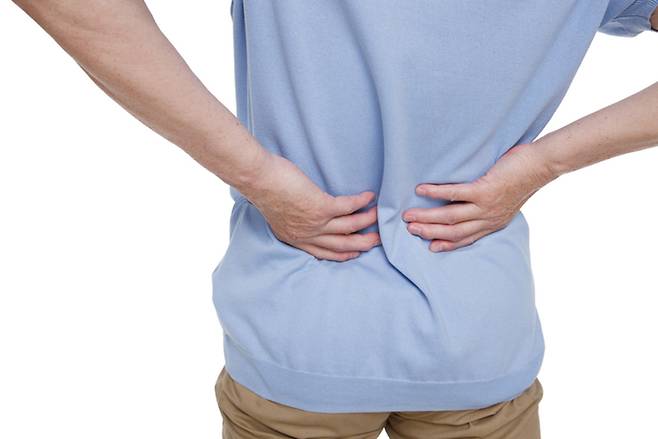 전문가 진단 후 적절한 치료를 하면 허리 통증은 개선할 수 있다. /게티이미지뱅크