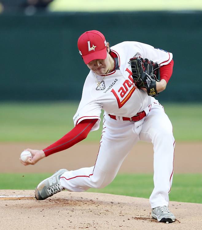 언더핸드스로 박종훈의 피칭 모습. SSG 제공