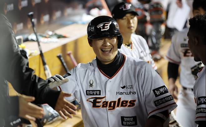<yonhap photo-4835=""> 한화 이글스 간판 타자로 1일 SSG전에서 홈런을 때려낸 노시환. [연합뉴스]</yonhap>