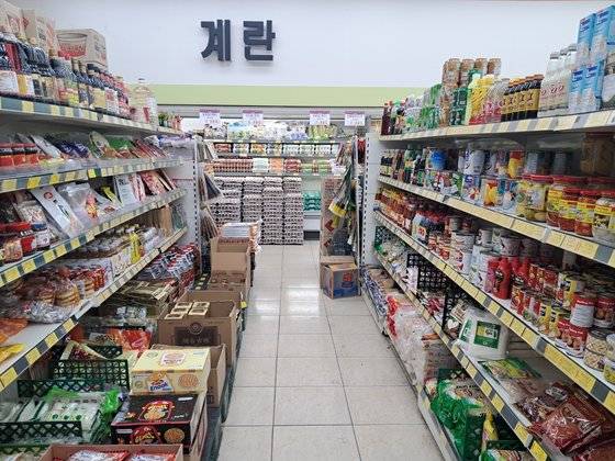 지난달 21일 충북 음성 대소면 한 마트에 마련된 외국인 식자재 판매대. 외국인이 즐겨 찾는 향신료 등이 진열돼있다. 최종권 기자