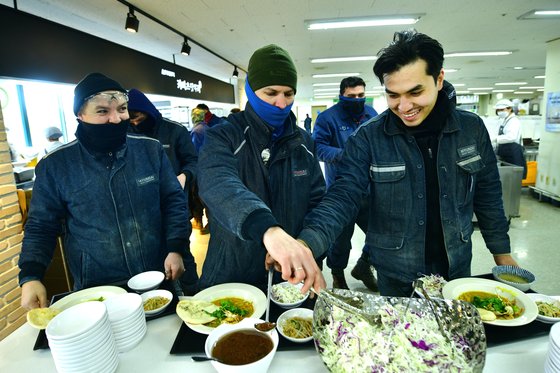 울산 HD현대중공업에서 외국인 노동자들이 글로벌 식단으로 제공된 점심을 배식받고 있다. 메뉴는 커리. HD현대중공업 제공