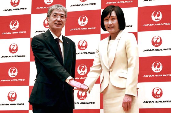 지난 1월 일본항공(JAL)이 돗토리 미츠코 신임 사장의 발탁 기자회견을 열고 있다. 왼쪽은 아카사카 유지 당시 사장. AFP=연합뉴스