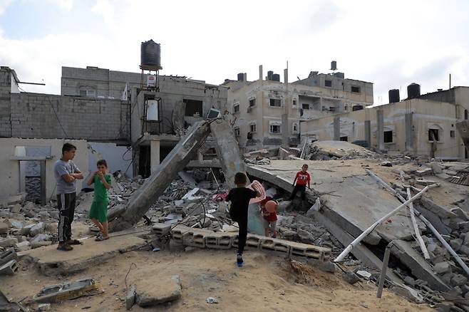 팔레스타인 아이들이 지난달 30일(현지시간) 가자지구 남부 라파에서 이스라엘군 공격으로 무너진 건물 잔해 위에서 놀고 있다. 신화연합뉴스