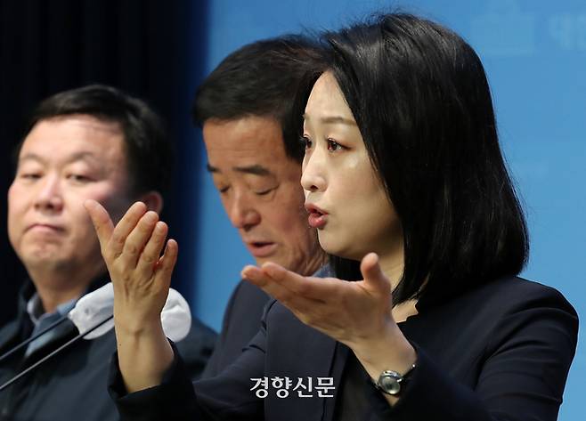 박지연 수어통역사가 1일 국회 소통관 기자회견장에서 열린 MBC 스트레이트 징계 규탄 기자회견에서 수어통역을 하고 있다.  박민규 선임기자