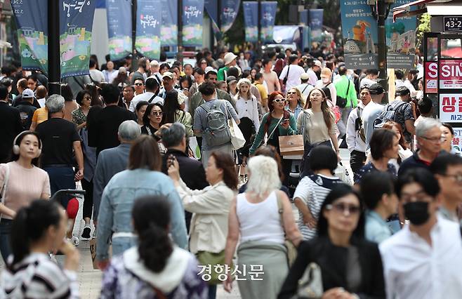 중국 노동절과 일본 골든위크가 맞물린 1일 서울 명동거리가 시민들과 관광객들로 붐비고 있다. 정지윤 선임기자