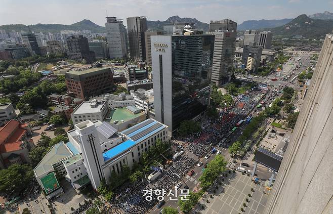 민주노총 조합원들이 1일 서울 종로구 세종대로 사거리에서 2024 세계노동절대회를 열고 있다. 성동훈 기자