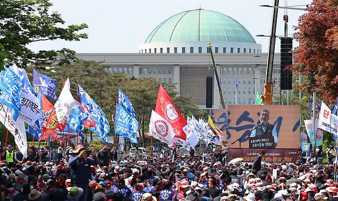 Unionized workers affiliated with the Federation of Korean Trade Unions flocked in front of the National Assembly building in Seoul on Wednesday. (Yonhap)