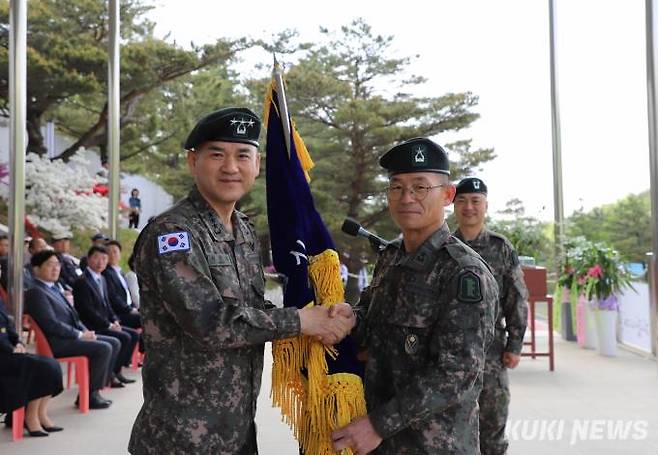 육군 22사단 37대 사단장으로 취임한 강봉일(소장 진) 장군이 1일 열린 취임식에서 제 3군단 서진하 군단장으로부터 부대기를 전달받고 있다.