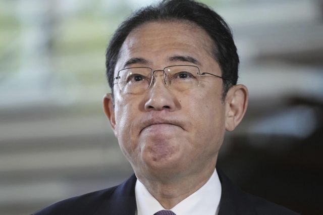 기시다 후미오 일본 총리가 30일 도쿄 총리관저에서 기자들의 질문을 받고 있다. AP연합뉴스