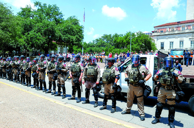 미국 텍사스대 오스틴 캠퍼스에서 친팔레스타인 시위 진압을 준비하는 무장 경찰관들. EPA연합뉴스
