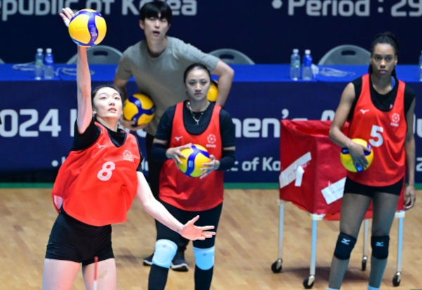 아시아쿼터 선수들이 30일 제주도 한라체육관에서 열린 아시아쿼터 트라이아웃에서 연습경기를 펼치고 있다. 한국프로배구연맹 제공