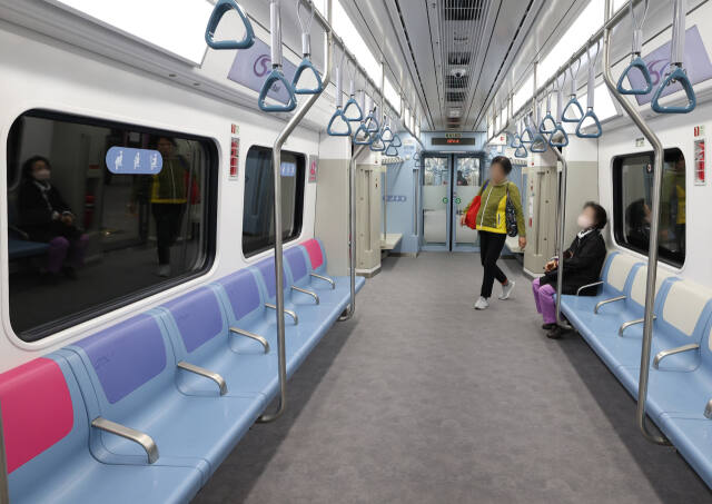 수도권 광역급행철도(GTX)-A 노선 수서역에서 승객들이 GTX를 이용하기 위해 자리에 앉고 있다. 연합뉴스