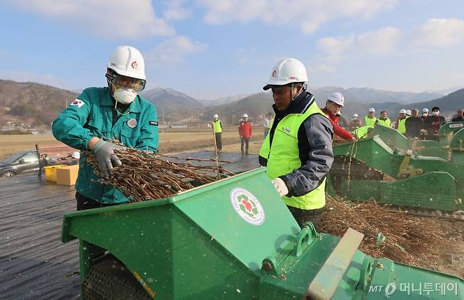 조재호 농촌진흥청장(왼쪽)이 지난 2월7일 전북 진안군농업기술센터에서 '영농부산물 파쇄지원단 발대식'을 갖고 인근 영농현장을 찾아 직접 부산물을 파쇄하고 있다.