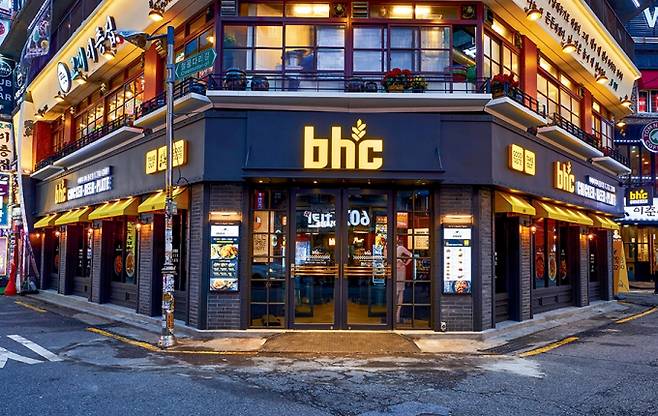 bhc는 2018년 사모펀드 MBK파트너스가 최대주주가 된 이후 영업이익이 고공상승했다. /사진=bhc