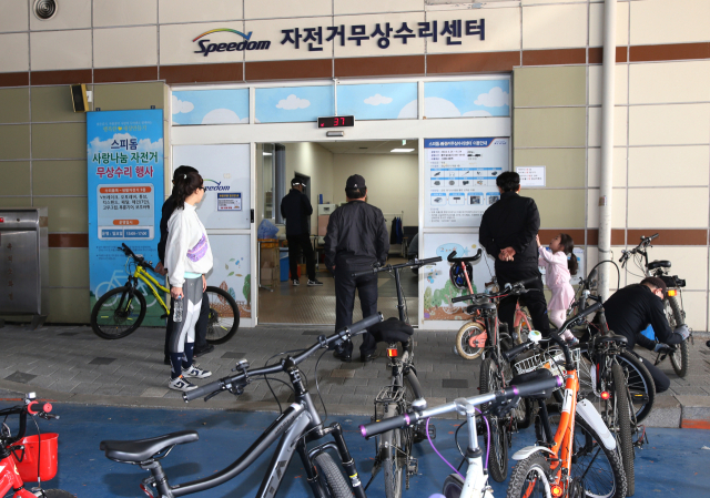 광명스피돔 자전거 무상수리센터에 방문한 시민들이 자전거 수리를 위해 접수를 진행하고 있다. /경륜경정총괄본부 제공
