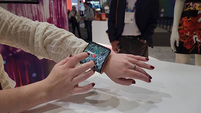 중국 제조사 모토로라의 벤더블 스마트폰 [이영기 기자/20ki@]