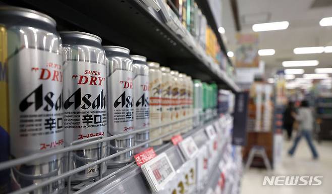 [서울=뉴시스] 김선웅 기자 = 올해 1분기 맥주 수입량이 20% 가까이 감소했지만 일본 맥주 수입량은 두배 이상 증가한 것으로 나타났다. 17일 관세청 무역통계에 따르면 1분기 맥주 수입액은 작년 동기 대비 19.8%, 수입량은 24.1% 감소했다. 반면 아사히·삿포로·기린 등의 일본 맥주 수입액은 125.2%, 수입량은 103.5% 증가했다. 17일 서울 소재 유통매장에서 일본 수입 맥주가 판매되고 있다. 2024.04.17. mangusta@newsis.com