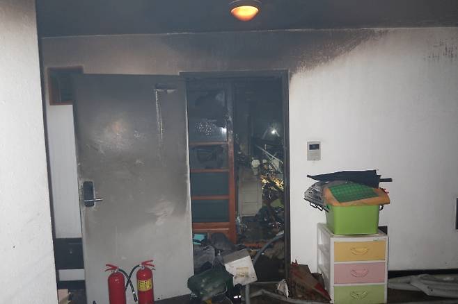 부산 동래구의 한 주상복합건물 9층 집안에서 불이 나 50대 남성 1명이 숨졌다. 부산소방재난본부 제공