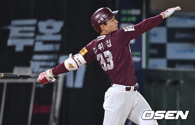 [OSEN=부산, 이석우 기자] 1일 부산 사직구장에서 2024 신한 SOL 뱅크 KBO 리그 롯데 자이언츠와 키움 히어로즈의 경기가 열렸다. 4연패에 빠진 롯데는 안경 에이스 박세웅이 선발로 나와 분위기 반전을 노리고 7연패를 탈출한 키움은 이종민이 선발로 등판했다.키움 히어로즈 김휘집이 7회초 무사 2루 좌중간 가르는 동점 2루타를 치고 있다. 2024.05.01 / foto0307@osen.co.kr