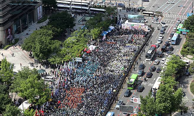 민주노총 조합원들이 1일 서울 광화문네거리에서 민주노총 2024 세계 노동절 대회를 하고 있다. 공동취재사진