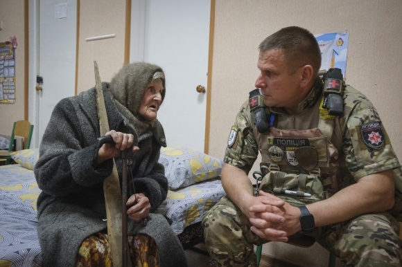 우크라 최전방 마을 오체리틴에서 약 10㎞를 걸어 탈출에 성공한 98세 할머니 - 우크라이나 국립 도네츠크 경찰이 지난달 29일(현지시간) 제공한 영상 이미지에서 98세의 리디아 스테파니우나 로미코우스카 할머니는 25일 우크라이나 도네츠크 지역의 러시아 점령지를 탈출한 다음날 대피소에서 경찰관과 이야기를 나누고 있다. 로미코우스카 할머니는 최근 러시아군의 진입으로 전투가 격화되자 우크라이나 도네츠크 동부의 최전방 마을인 오체레티네를 떠났다. / 사진=AP 연합뉴스