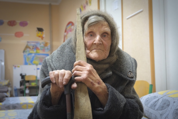 우크라 최전방 마을 오체리틴에서 약 10㎞를 걸어 탈출에 성공한 98세 할머니 - 우크라이나 국립 도네츠크 경찰이 지난달 29일(현지시간) 제공한 영상 이미지에서 98세의 리디아 스테파니우나 로미코우스카 할머니는 25일 우크라이나 도네츠크 지역의 러시아 점령지를 탈출한 다음날 대피소에 앉아 있다. 로미코우스카 할머니는 최근 러시아군의 진격으로 전투가 격화되자 우크라이나 도네츠크 동부의 최전방 마을인 오체레티네를 떠났다. / 사진=AP 연합뉴스