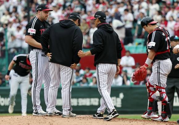 LG 트윈스 디트릭 엔스가 지난달 21일 인천 SSG랜더스필드에서 열린 2024 KBO리그 정규시즌 SSG 랜더스와의 경기에서 위기를 맞은 뒤  마운드에 오른 박동원 포수, 코치 등과 대화하고 있다. 뉴스1