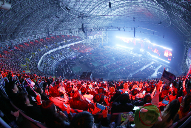 지난해 11월 19일 서울 구로구 고척스카이돔에서 열린 2023 리그 오브 레전드(LoL) 월드 챔피언십(롤드컵) 결승전 T1과 웨이보 게이밍의 경기에서 관객들이 경기를 지켜보고 있다. 사진공동취재단