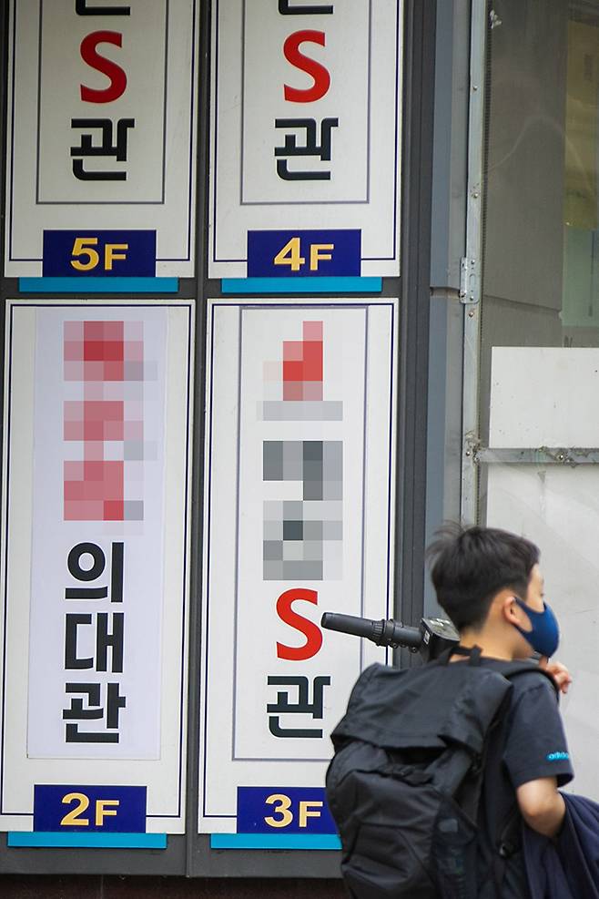 4월18일 서울 대치동 학원가에서 한 학생이 의대 입시학원 앞을 지나가고 있다. ⓒ시사IN 신선영