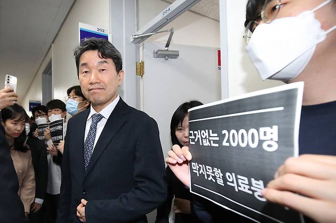 이주호 교육부 장관이 4월5일 충남대 보운캠퍼스에서 의대 교수와 학생들의 항의를 받고 있다. ⓒ연합뉴스
