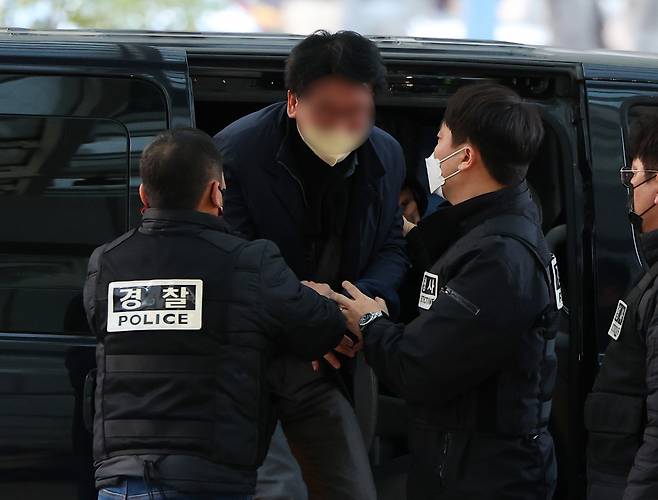 이재명 더불어민주당 대표를 흉기로 습격한 피의자 김아무개(66)씨가 1월2일 부산 연제구 부산경찰청으로 압송되고 있다. ⓒ연합뉴스