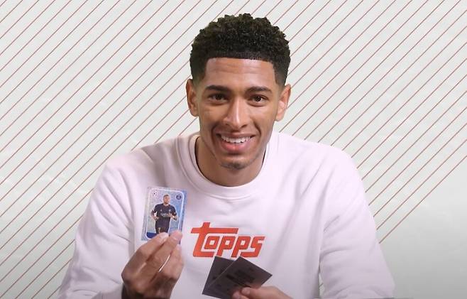▲ 음바페 카드를 뽑은 벨링엄 ⓒTopps UK