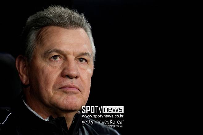 ▲ 지난 시즌 도중에는 한국을 겨냥한 인터뷰로 논란을 낳기도 했다. 스페인 라리가 사무국은 한국 팬들의 편의를 위해 마요르카 경기 시간을 한국 시간에 맞춰 자주 배정했다. 그에 따라 마요르카는 현지시간으로 기온이 높은 오후 2시에 경기를 치러야 했다. 이에 불만이 있던 아기레 감독은 “한국 축구 팬들이 이강인을 더 이상 보지 않았으면 한다”라며 라리가 사무국과 한국을 저격하기도 했다.