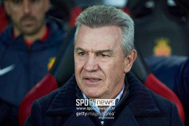 ▲ 지난 시즌 도중에는 한국을 겨냥한 인터뷰로 논란을 낳기도 했다. 스페인 라리가 사무국은 한국 팬들의 편의를 위해 마요르카 경기 시간을 한국 시간에 맞춰 자주 배정했다. 그에 따라 마요르카는 현지시간으로 기온이 높은 오후 2시에 경기를 치러야 했다. 이에 불만이 있던 아기레 감독은 “한국 축구 팬들이 이강인을 더 이상 보지 않았으면 한다”라며 라리가 사무국과 한국을 저격하기도 했다.