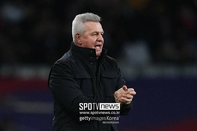 ▲ 지난 시즌 도중에는 한국을 겨냥한 인터뷰로 논란을 낳기도 했다. 스페인 라리가 사무국은 한국 팬들의 편의를 위해 마요르카 경기 시간을 한국 시간에 맞춰 자주 배정했다. 그에 따라 마요르카는 현지시간으로 기온이 높은 오후 2시에 경기를 치러야 했다. 이에 불만이 있던 아기레 감독은 “한국 축구 팬들이 이강인을 더 이상 보지 않았으면 한다”라며 라리가 사무국과 한국을 저격하기도 했다.