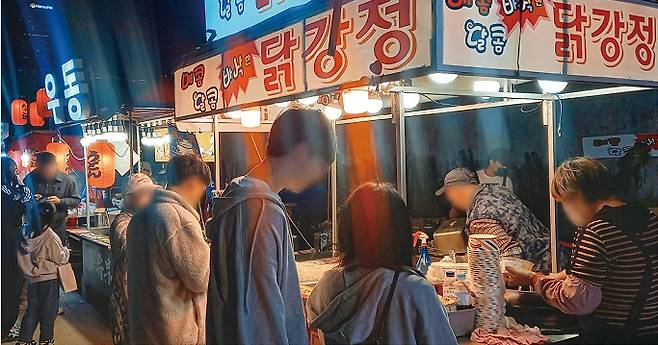 한강공원 노점상들은 비용을 내고 장사를 하고 싶어도 그럴 수 없다.[사진=더스쿠프 포토]