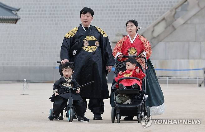 궁궐 나들이 서울 종로구 경복궁에서 한복을 입은 한 가족이 이동하고 있다. [연합뉴스 자료사진]