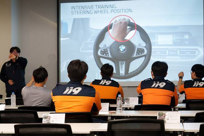 BMW코리아가 인천 영종도 BMW 드라이빙 센터에서 인천지역 소방서 구급대원을 대상으로 주행 교육을 진행하고 있다.(사진=BMW코리아)