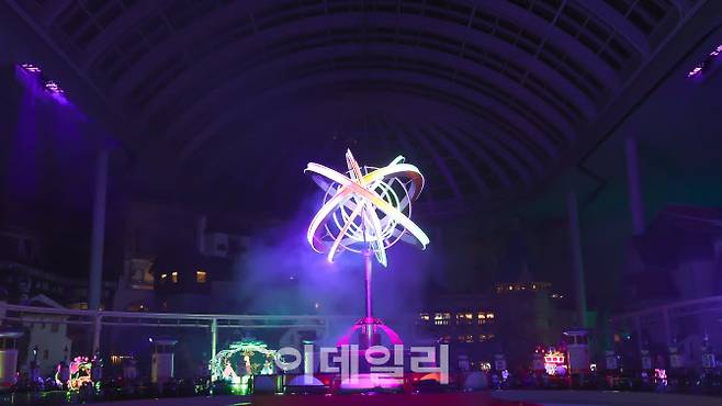 롯데월드 내 원형 조형물 ‘더 라이트 오브 더 하트’