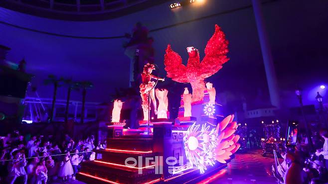 롯데월드 35주년 신규 퍼레이드 ‘월드 오브 라이트’