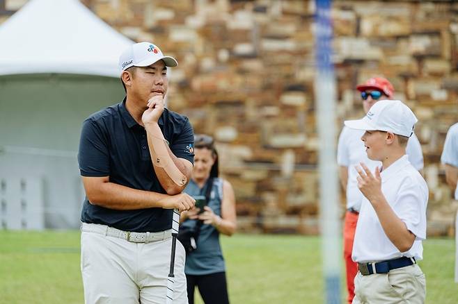 안병훈이 PGA 투어 '더 CJ컵 바이런 넬슨' 대회 전날인 1일(현지시간)에 진행된 브릿지 키즈 행사에서 참가 선수와 이야기를 나누고 있다.